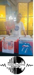 Marco Giallini con i dischi di Music Machine
